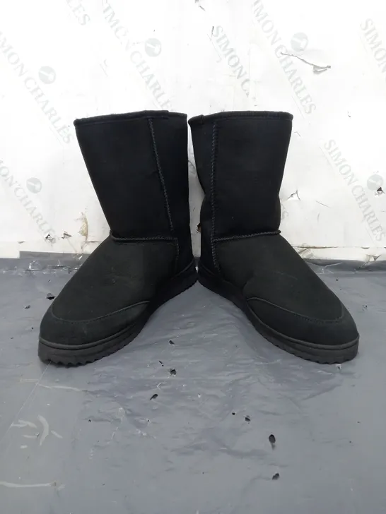 BOXED PAIR OF EMU AUSTRALIA ANKLE BOOTS IN BLACK SIZE 7