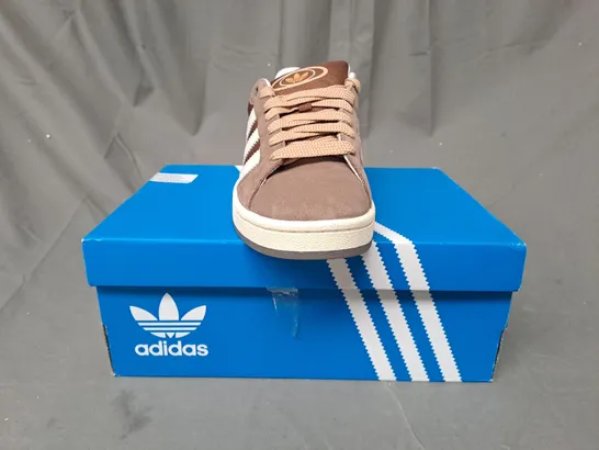 BOXED PAIR OF ADIDAS CAMPUS 00S SHOES IN BROWN/WHITE UK SIZE 7