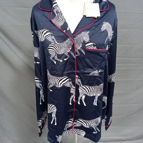 CHELSEA PEERS SATIN BUTTON UP LOUNGE SET IN NAVY ZEBRA SIZE 16