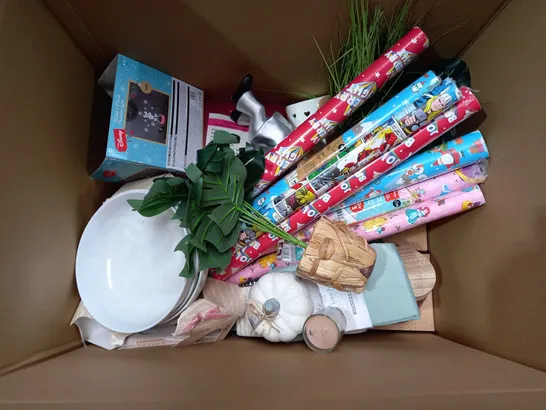 BOX OF APPROX 20 ASSORTED ITEMS TO INCLUDE - BEDTIME PROJECTION LIGHT - SNOWFLAKE LIGHT - BATHROOM PLANT ECT