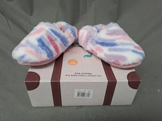 BOXED PAIR OF TOTES TOASTIES KIDS SLIPPERS IN PINK/MULTICOLOUR SIZE 9-10