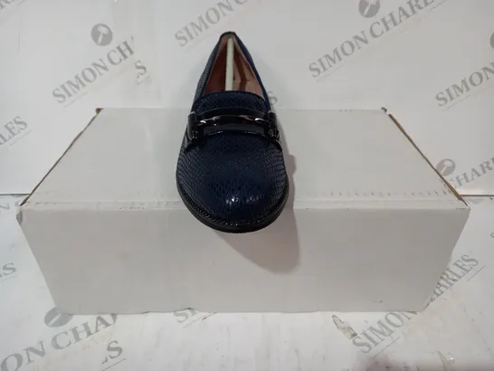 BOXED PAIR OF MODA IN PELLE WAYLEN LOAFERS IN NAVY SIZE 5