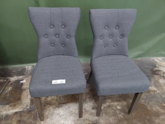 PAIR OF DESIGNER BUTTONED BACK UPHOLSTERED DINING CHAIRS GREY FABRIC DARK LEGS