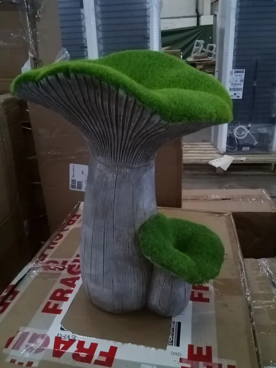 BOXED FAUX MOSS TOADSTOOL