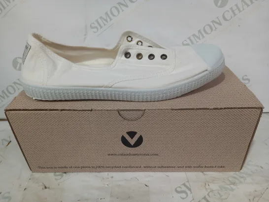 BOXED PAIR OF VICTORIA SHOES IN WHITE EU SIZE 39