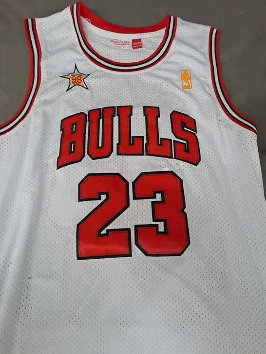 BULLS JERSEY WITH JORDAN PRINT ON BACK SIZE XXL 