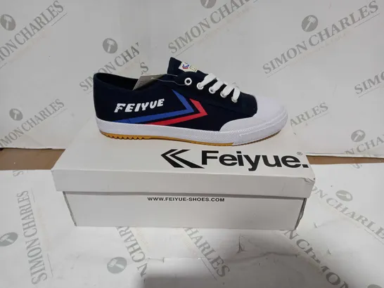 BOXED FEIYUE LOW CANVAS SHOE - BLUE, WHITE, RED - SIZE 9