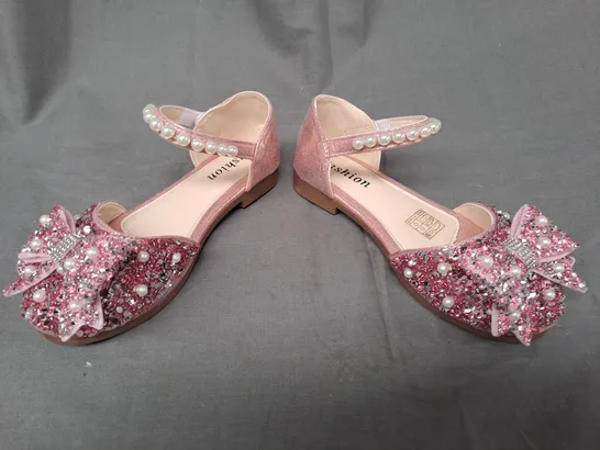 BOXED PAIR OF DESIGNER CLOSED TOE FLAT SHOES IN PINK W. SEQUIN, PEARL, AND BOW DETAIL EU SIZE 32