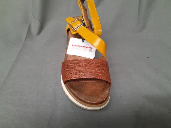 BOXED PAIR OF TAMARIS OPEN TOE WEDGE SANDALS IN BROWN/MUSTARD EU SIZE 37