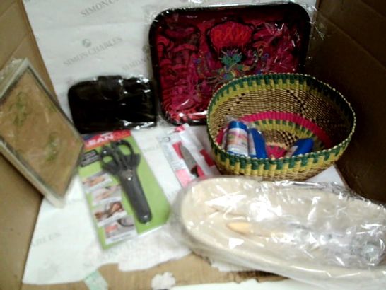 ASSORTED SPRESENTATION ITEMS INC TRAYS, BASKETS, BAMBOO BREAD BASKET ETC APPROX 7 ITEMS