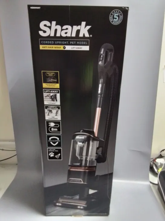 BOXED SHARK CORDED UPRIGHT - NZ6OUKT RRP £269