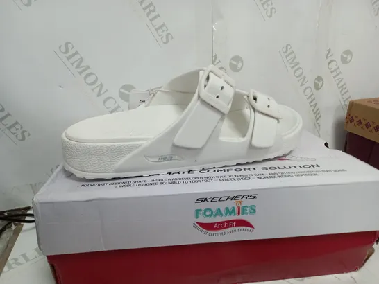 BOXED PAIR OF SKECHERS ARCH FIT FOAMIES SLIDE SANDALS IN WHITE SIZE 5