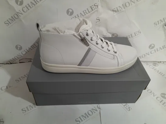 PAIR OF VIONIC STEVIE TRAINERS WHITE SIZE 7