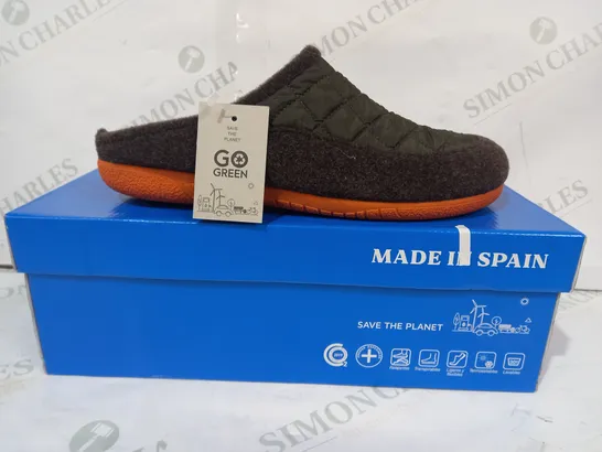 BOXED PAIR OF GURUS SLIP-ON SHOES IN KHAKI/ORANGE UK SIZE 7