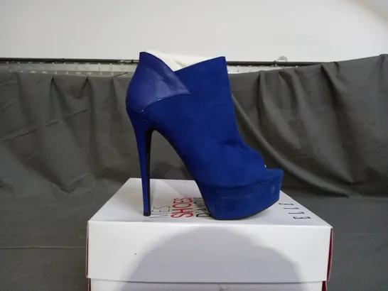 APPROXIMATELY 10 BOXED PAIR OF ELLE SASHAY HEELED OPEN TOE PLATFORM SHOES IN VARIOUS SIZES TO INCLUDE SIZE 8 