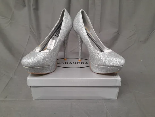 BOX OF APPROXIMATELY 10 PAIRS OF CASANDRA CLOSED TOE HIGH HEEL SHOES IN METALLIC SILVER W. GLITTER EFFECT - VARIOUS SIZES