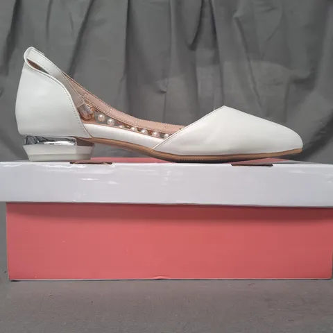 BOXED PAIR OF DESIGNER CLOSED TOE SHOES IN WHITE EU SIZE 43