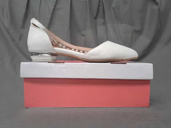 BOXED PAIR OF DESIGNER CLOSED TOE SHOES IN WHITE EU SIZE 43