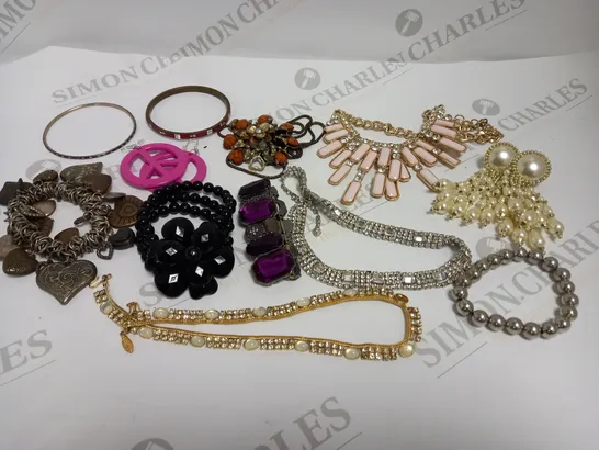 COLLECTION OF APPROXIMATELY 30 LOOSE JEWELLERY/COSTUME JEWELLERY ACCESSORIES TO INCLUDE NECKLACES, BRACELETS, EARRINGS ETC 