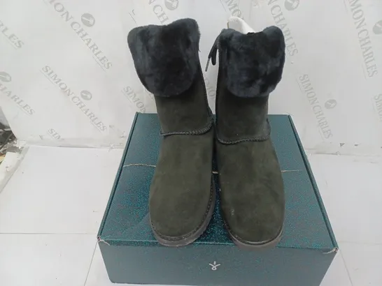 BOXED PAIR OF EMU BIRDWOOD WATERPROOF SHEEPSKIN BOOTS IN BLACK SIZE 8