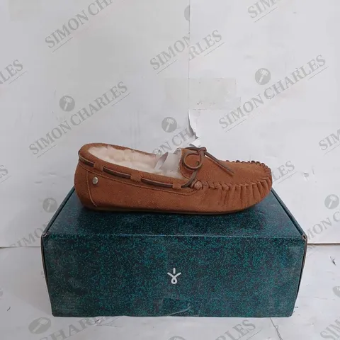 EMU TAN SLIPPERS SIZE UNSPECIFIED