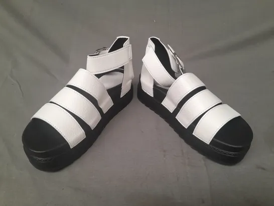 BOXED PAIR OF DESIGNER OPEN TOE CHUNKY SANDALS IN WHITE UK SIZE 4