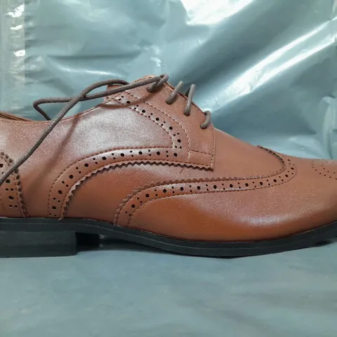 BOXED PAIR OF PETER WERTH HARRISON BROGUE SHOES IN TAN UK SIZE 8