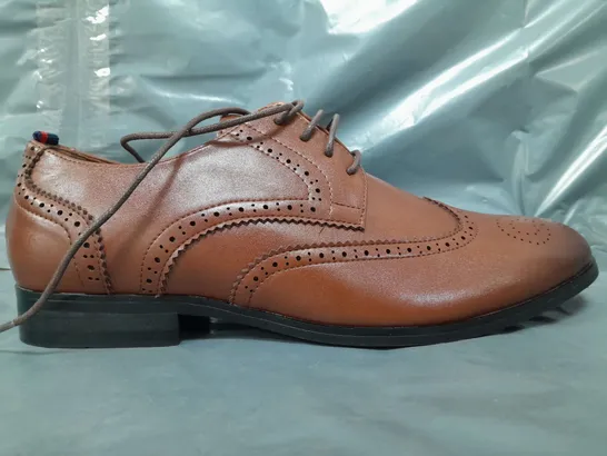 BOXED PAIR OF PETER WERTH HARRISON BROGUE SHOES IN TAN UK SIZE 8