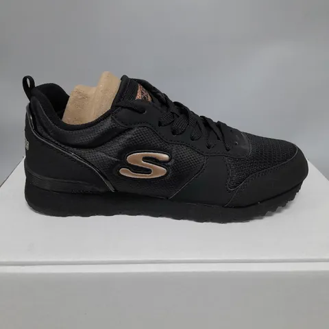 BOXED PAIR OF SKECHERS TRAINERS BLACK SIZE 4 1/2