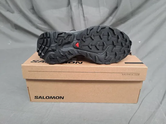 BOXED PAIR OF SALOMONGORE-TEX OUTDOOR PLEIN AIR TRAINERS IN BLACK/SILVER SIZE 3.5