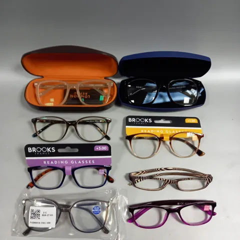 APPROXIMATELY 25 ASSORTED SPECTACLES/SUNGLASSES IN VARIOUS STYLES 