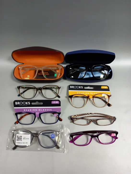 APPROXIMATELY 25 ASSORTED SPECTACLES/SUNGLASSES IN VARIOUS STYLES 