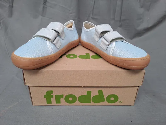 BOXED PAIR OF FRODDO BAREFOOT CANVAS KIDS SHOES IN SILVER EU SIZE 29