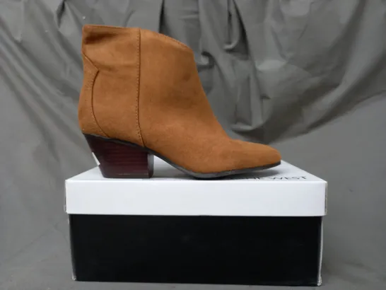 BOXED PAIR OF NINE WEST TRISTIN SUEDETTE ANKLE BOOTS IN BROWN SIZE 5