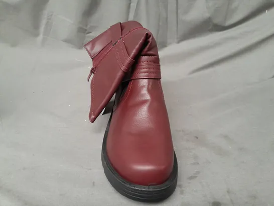 BOXED PAIR OF AJVANI ANKLE BOOTS IN DARK RED SIZE 7