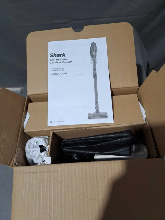 BOXED SHARK ANTI HAIR WRAP CORDLESS VACUUM