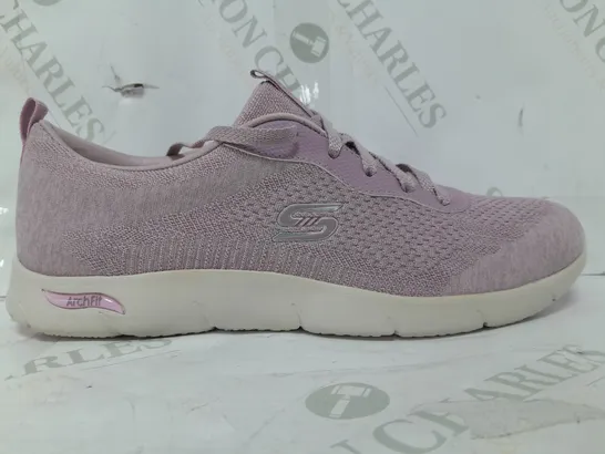 BOXED PAIR OF SKECHERS ARCH FIT TRAINERS IN MAUVE UK SIZE 7