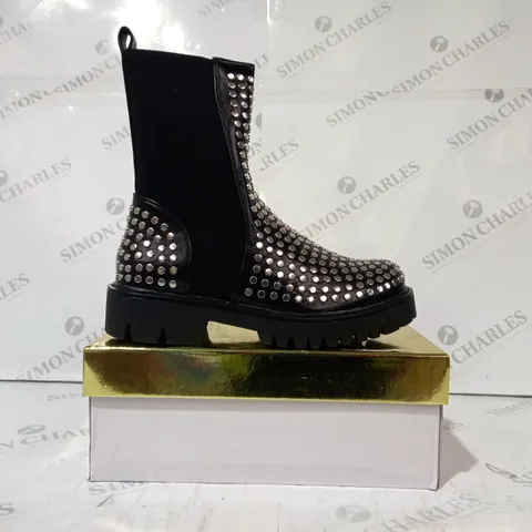 BOXED PAIR OF BELLA STAR CHUNKY ANKLE BOOTS W. STUDS EU SIZE 38