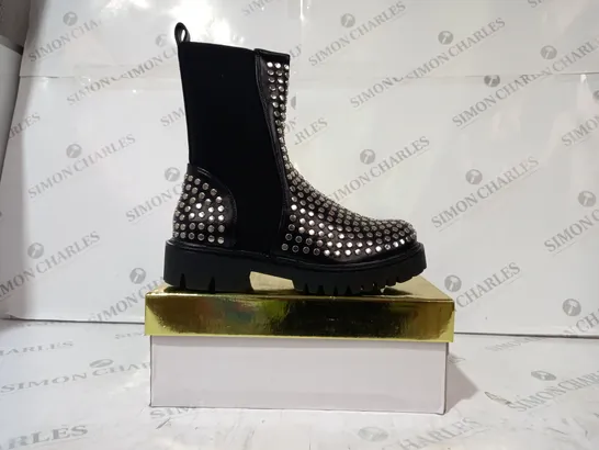 BOXED PAIR OF BELLA STAR CHUNKY ANKLE BOOTS W. STUDS EU SIZE 38