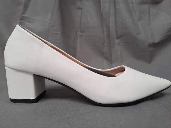 BOXED PAIR OF DESIGNER POINTED TOE BLOCK HEEL SHOES IN WHITE EU SIZE 38