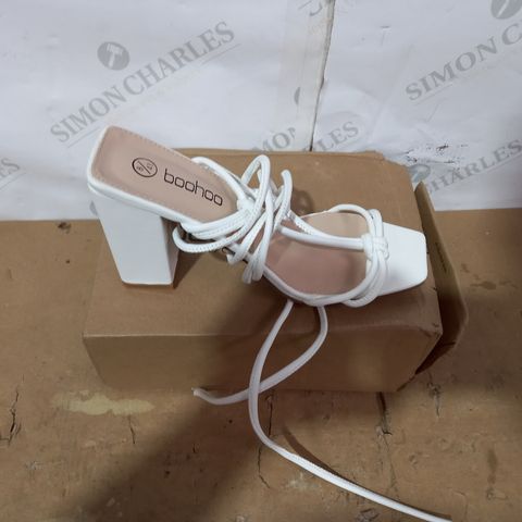 BOXED PAIR OF BOOHOO WHITE HEELED SANDALS SIZE 8