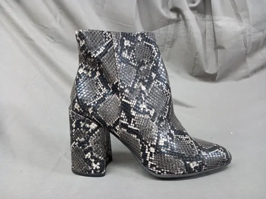 BOXED PAIR OF STEVE MADDEN ANKLE BOOTS IN GREY/OTHER SNAKE EU SIZE 40