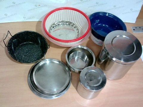 LOT OF 15 ASSORTED KITCHEN AND COOKWARE ITEMS