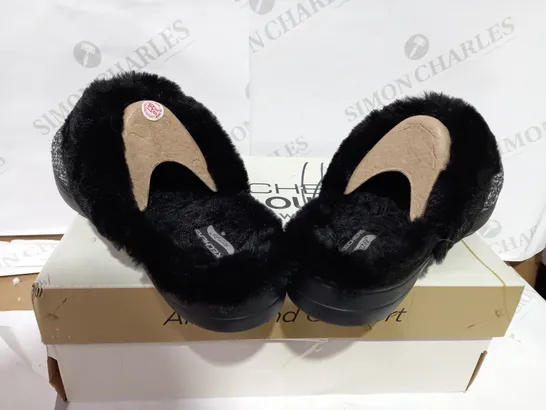 BOXED PAIR OF SKECHERS BLACK/WHITE FAUX FUR LINED SLIPPERS  - SIZE 7