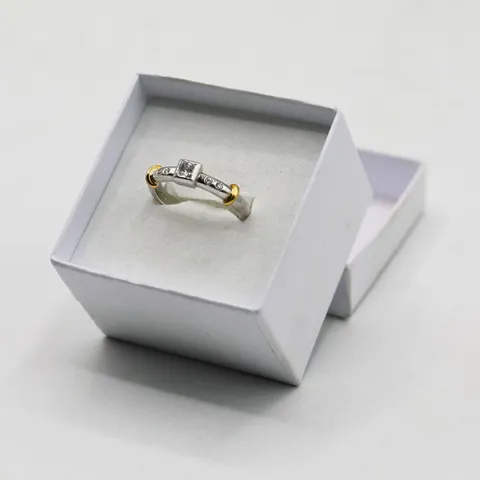 18CT GOLD RING SET WITH A NATURAL PRINCESS CUT DIAMOND AND NATURAL DIAMONDS TO THE SHOULDERS