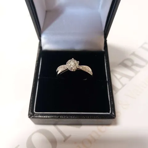 9CT WHITE GOLD RING WITH NATURAL DIAMONDS TO THE CENTE AND SHOULDERS