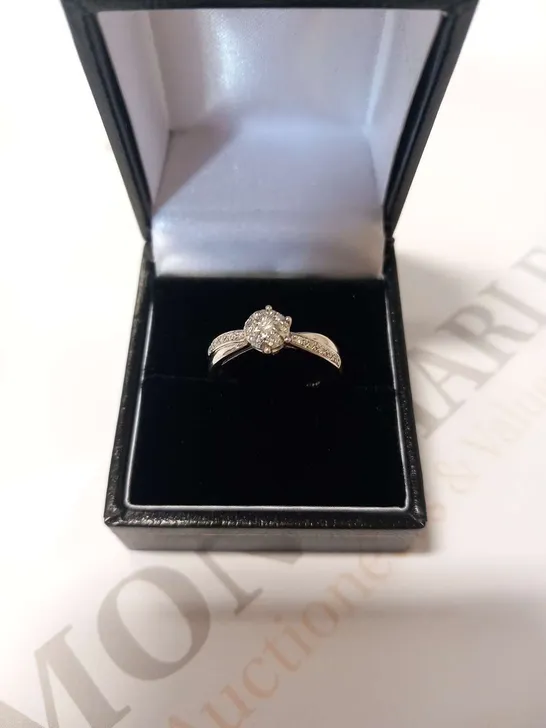 9CT WHITE GOLD RING WITH NATURAL DIAMONDS TO THE CENTE AND SHOULDERS