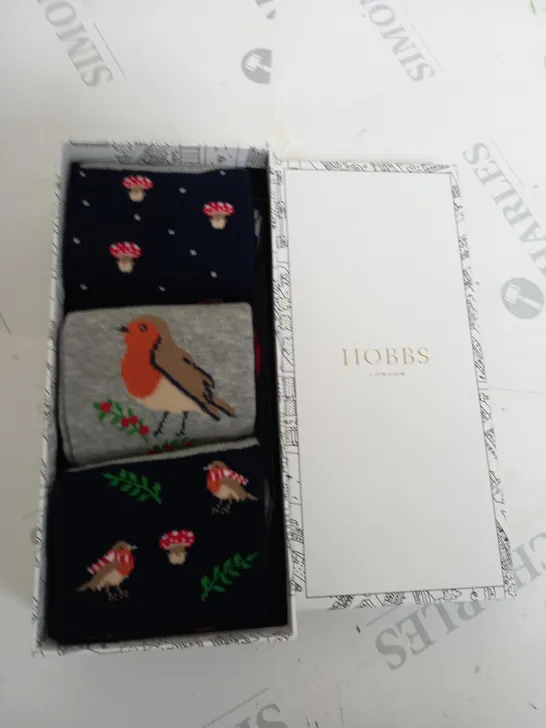 HOBBS LONDON WINTER ROBIN SOCK SET 