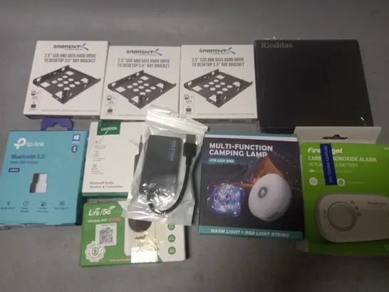 LOT OF 10 ASSORTED TECH ITEMS TO INCLUDE SABRENT 2.5" BAY BRACKET, CAMPING LAMP AND CARBON MONOXIDE ALARM