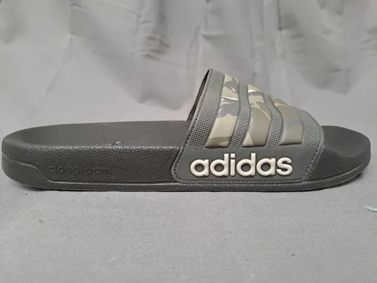 PAIR OF ADIDAS SLIDERS IN BLACK/CAMO UK SIZE 9